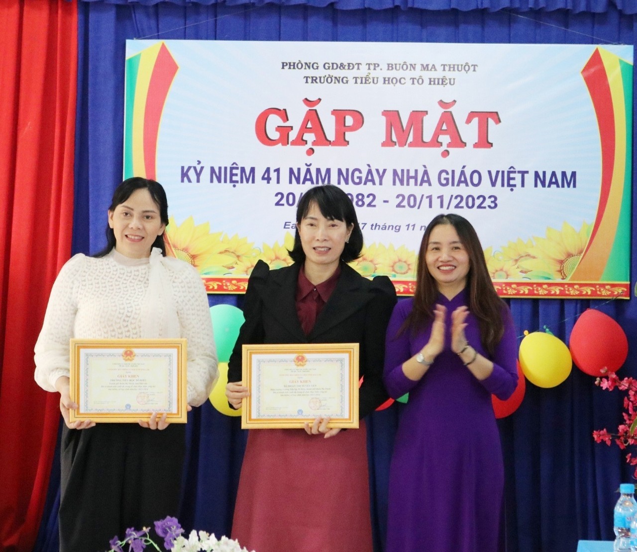 Đại diện BHXH tỉnh Đắk Lắk trao tặng Giấy khen tặng tập thể Trường Tiểu học Tô Hiệu (TP. Buôn  Ma Thuột) và cô giáo Đoàn Thị Tuyết Yến – Hiệu trưởng nhà trường.