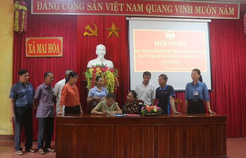 Ký kết thực hiện mô hình “Hội viên nông dân tham gia BHXH tự nguyện, bảo hiểm y tế”  (Ảnh: TL).