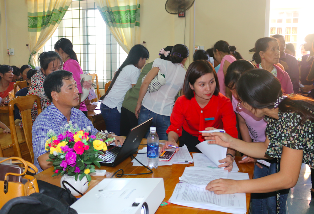 Chị Lưu Thị Hồng Hoa tham gia nhiều hội nghị tư vấn chính sâch BHYT, BHXH.