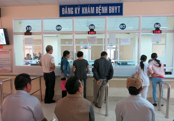 Người bệnh đi khám chữa bệnh theo thẻ BHYT (Ảnh: TL).