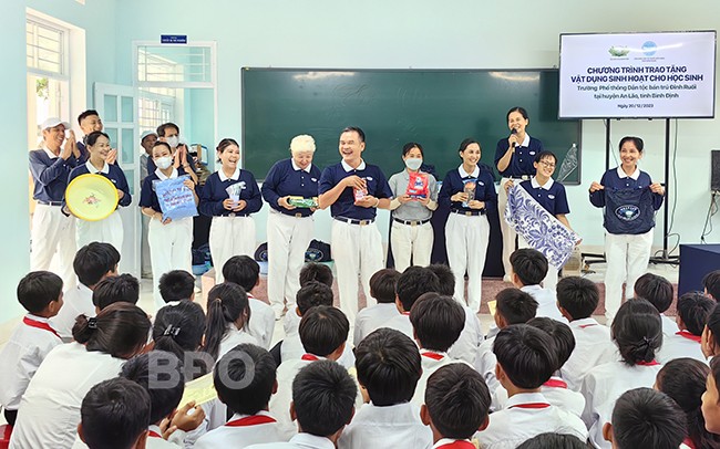 Tổ chức Tzu Chi trao hơn 2000 suất trợ cấp học tập cho học sinh nghèo tại Bình Định