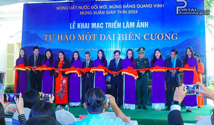 Trưng bày 130 tác phẩm tại triển lãm ảnh “Tự hào một dải biên cương” ở Thừa Thiên Huế