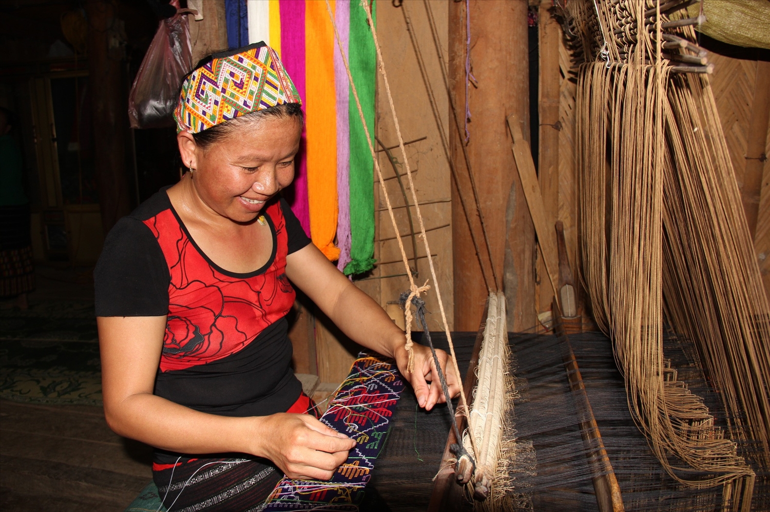 Phụ nữ bản Noọng Dẻ miệt mài bên khung cửi