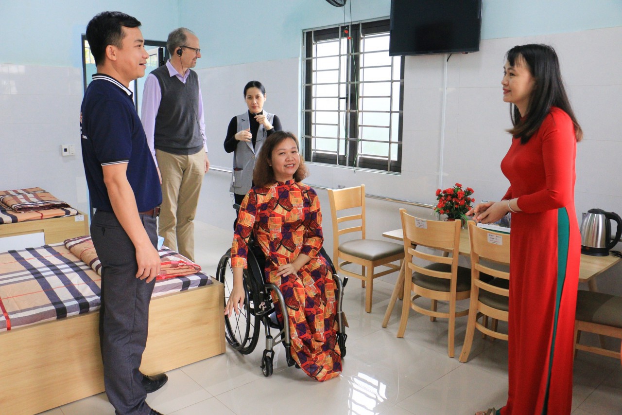 Mô hình nhà tạm lánh được điều chỉnh hoàn toàn tiếp cận với người khuyết tật, từ lối đi lại, các vật dụng sử dụng trong nhà cho tới nhà vệ sinh. Ảnh: USAID
