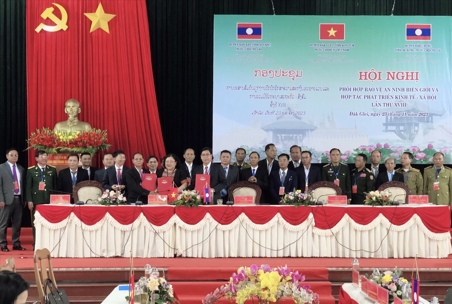Huyện Đăk Glei, tỉnh Kon Tum (Việt Nam) với huyện Xản Xay, tỉnh Attapư và huyện Đăk Chưng, tỉnh Sê Kông (Lào) ký kết Biên bản hợp tác