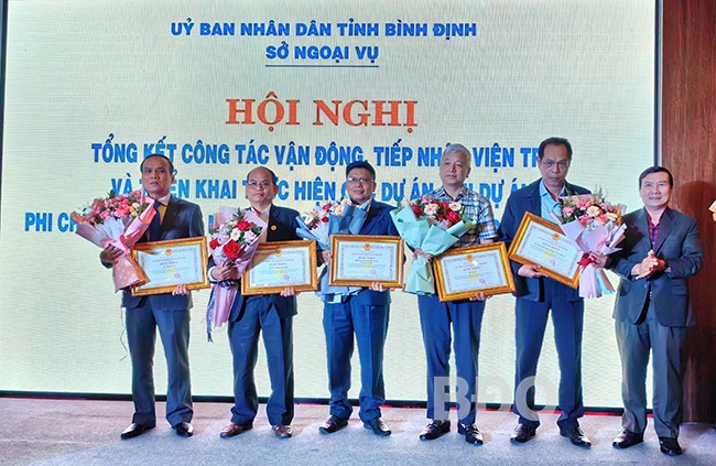 các tập thể có thành tích xuất sắc trong công tác vận động viện trợ và triển khai các dự án, phi dự án PCPNN trên địa bàn tỉnh giai đoạn 2021 - 2023. Ảnh: 