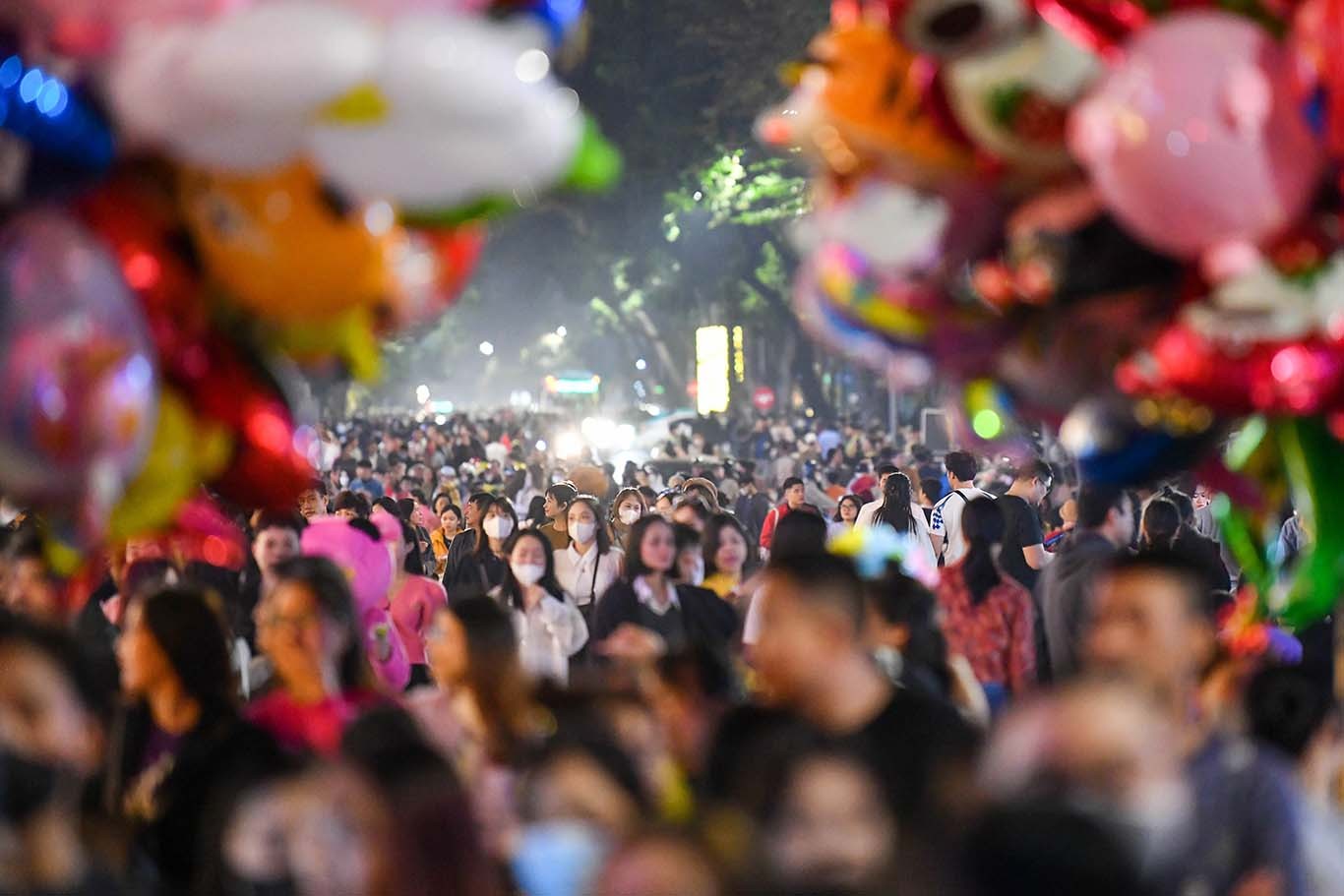 Tối 31/12, rất đông người dân, nhất là giới trẻ, đổ về phố đi bộ Hồ Hoàn Kiếm để tham gia Lễ hội đếm ngược (countdown) chờ đón thời khắc chuyển sang năm 2024. Nhiều tuyến đường hướng về phố đi bộ ken đặc các phương tiện từ sớm. Tối 31/12, rất đông người dân, nhất là giới trẻ, đổ về phố đi bộ Hồ Hoàn Kiếm để tham gia Lễ hội đếm ngược (countdown) chờ đón thời khắc chuyển sang năm 2024. Nhiều tuyến đường hướng về phố đi bộ ken đặc các phương tiện từ sớm.
