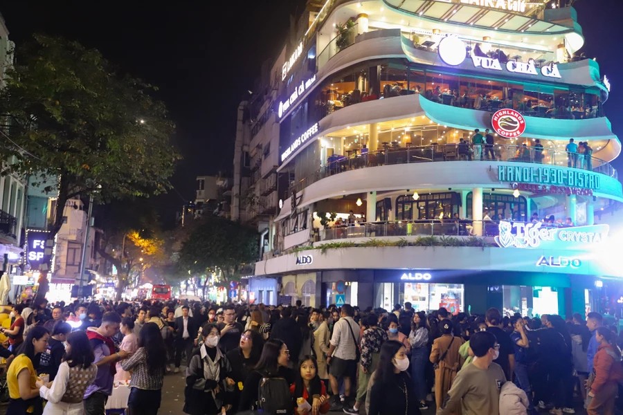 Khu vực Hàm Cá Mập đông kín người hòa trong không khí đón chờ khoảnh khắc chuyển giao từ năm cũ sang năm mới. (Ảnh: TTXVN) Khu vực Hàm Cá Mập đông kín người hòa trong không khí đón chờ khoảnh khắc chuyển giao từ năm cũ sang năm mới. (Ảnh: TTXVN)