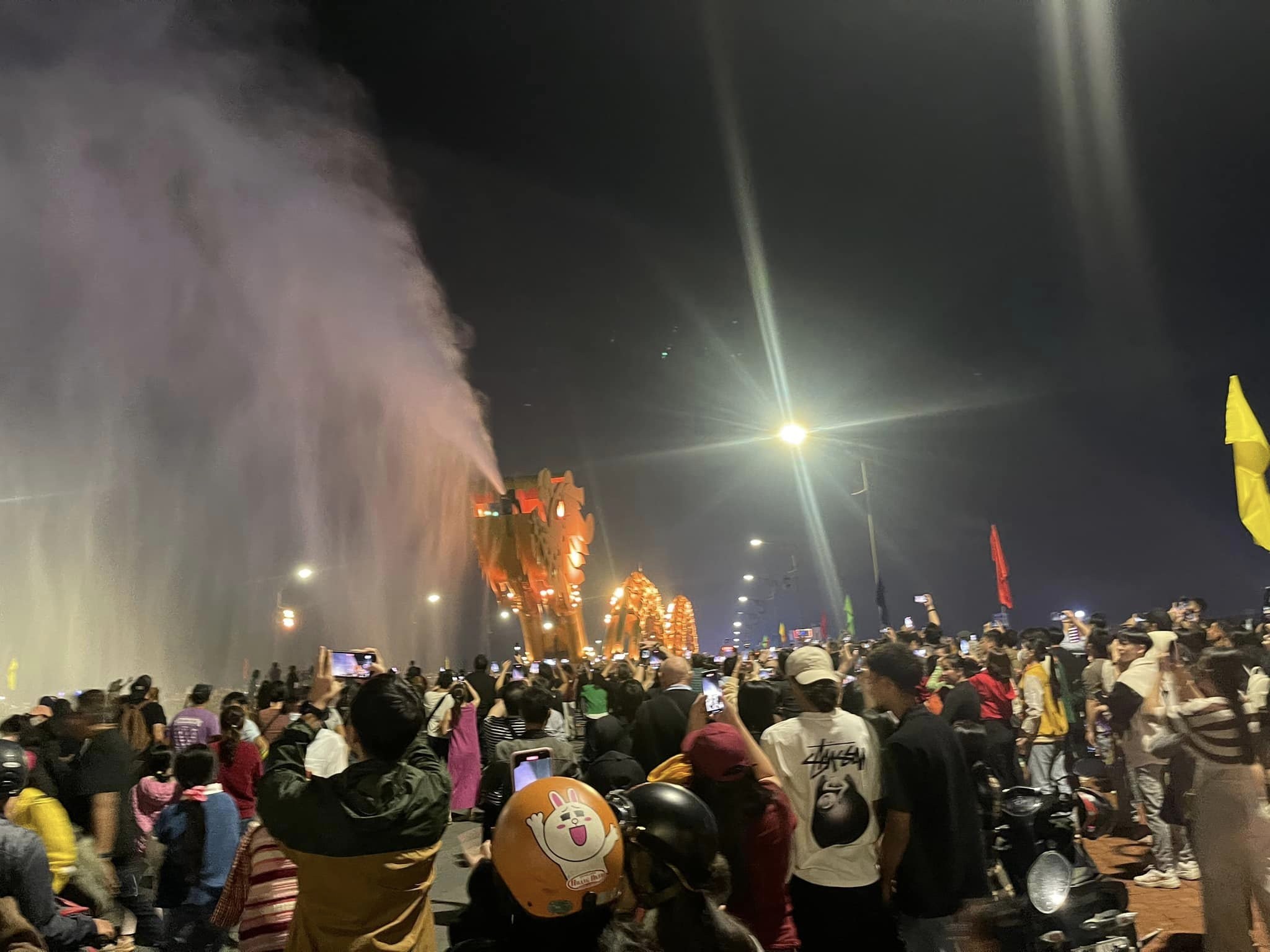 Thông thường, cầu sẽ phun lửa, nước vào 21h thứ bảy và chủ nhật; riêng dịp Tết dương lịch 2024 phun 3 ngày từ 29 đến 31/12. (Ảnh: Danang.gov.vn) Thông thường, cầu sẽ phun lửa, nước vào 21h thứ bảy và chủ nhật; riêng dịp Tết dương lịch 2024 phun 3 ngày từ 29 đến 31/12. (Ảnh: Danang.gov.vn)