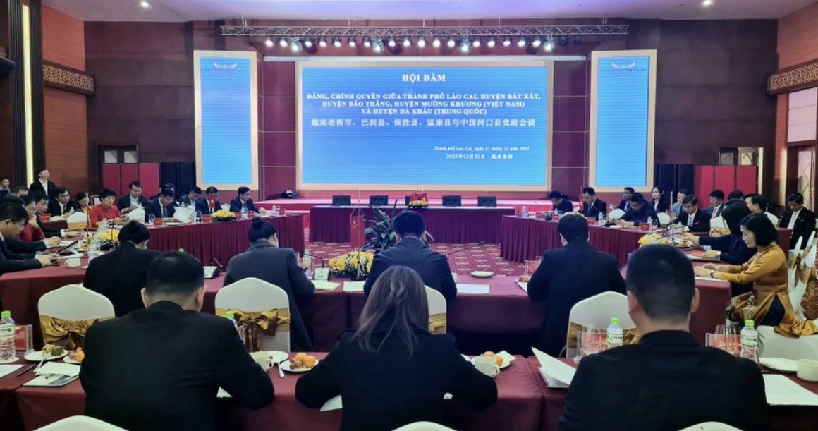 Người dân Lào Cai và huyện Hà Khẩu, tỉnh Vân Nam (Trung Quốc) cùng đón chào năm mới 2024