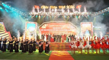 Người dân Lào Cai và huyện Hà Khẩu, tỉnh Vân Nam (Trung Quốc) cùng đón chào năm mới 2024