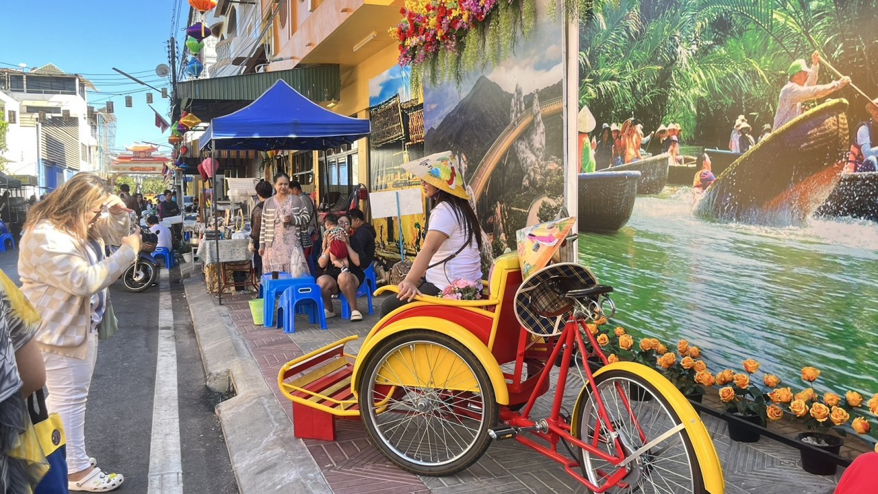 Phố Việt Nam ở Udon Thani, Thái Lan thu hút khách quốc tế ngày đầu năm 2024 Phố Việt Nam ở Udon Thani, Thái Lan thu hút khách quốc tế ngày đầu năm 2024