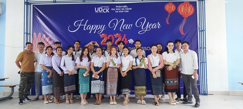 Đưa Tết Việt đến với tuổi trẻ Lào và Campuchia