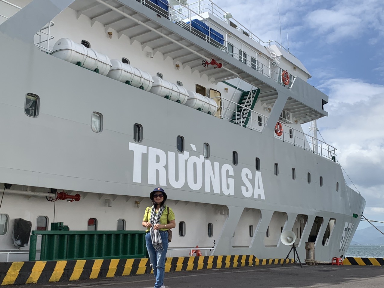 Mang hương tết đến với quân dân trên quần đảo Trường Sa