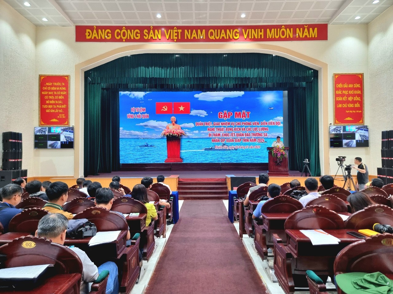 Mang hương Tết đến với quân dân trên quần đảo Trường Sa
