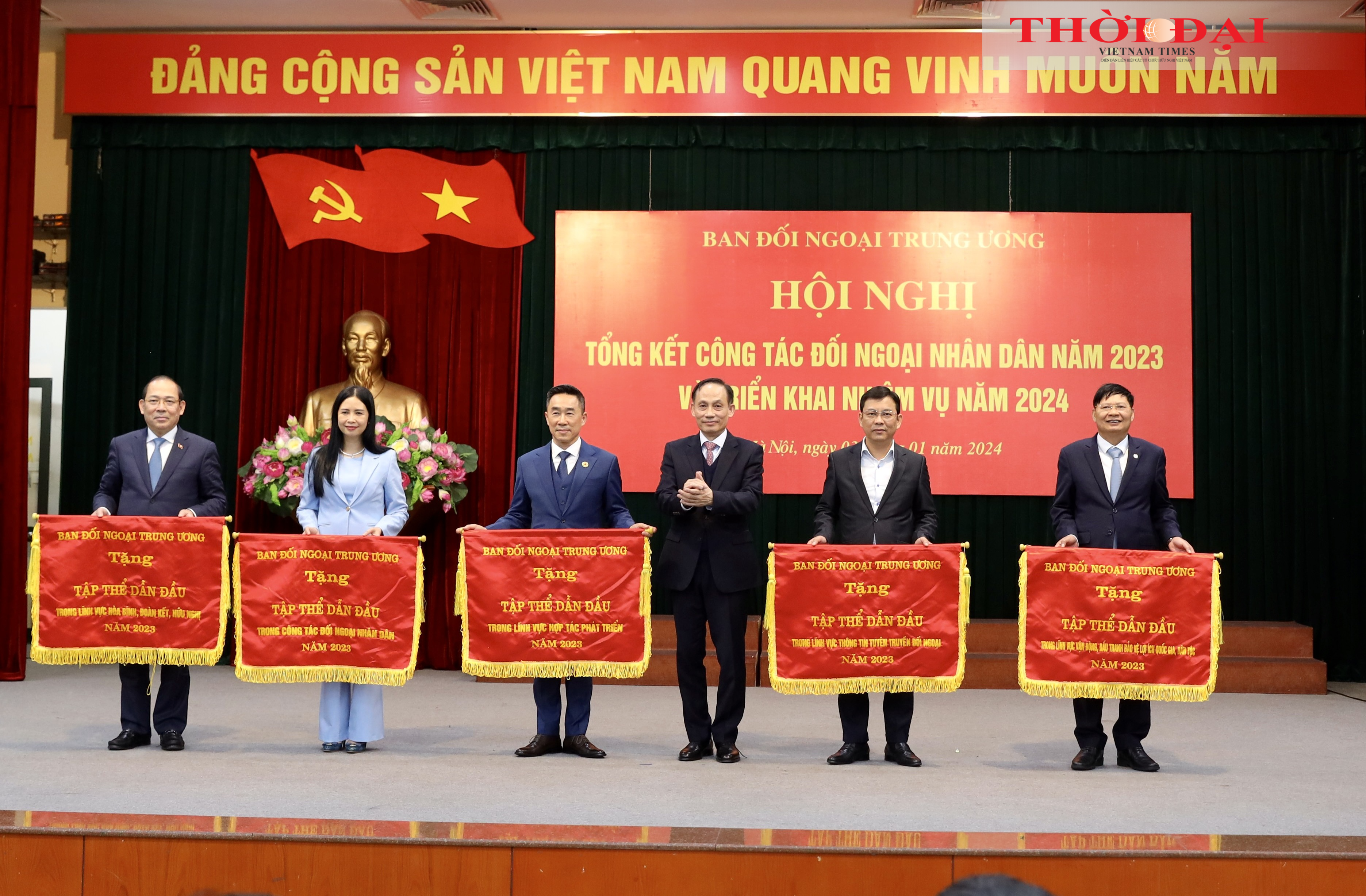 Trưởng ban Đối ngoại Trung ương Lê Hoài Trung trao Cờ thi đua cho các tập thể có thành tích xuất sắc. (Ảnh: Đinh Hòa)