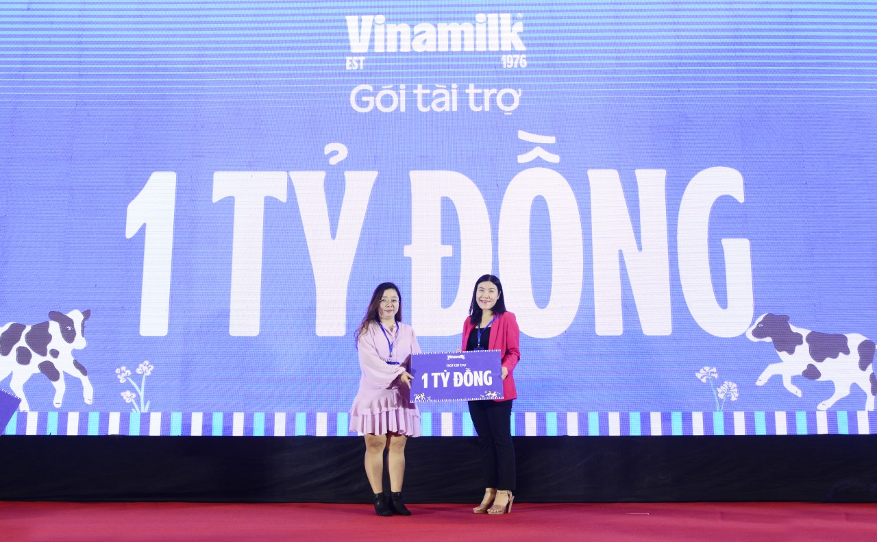 Đại diện Vinamilk trao bảng tài trợ 1 tỷ đồng cho ban tổ chức.