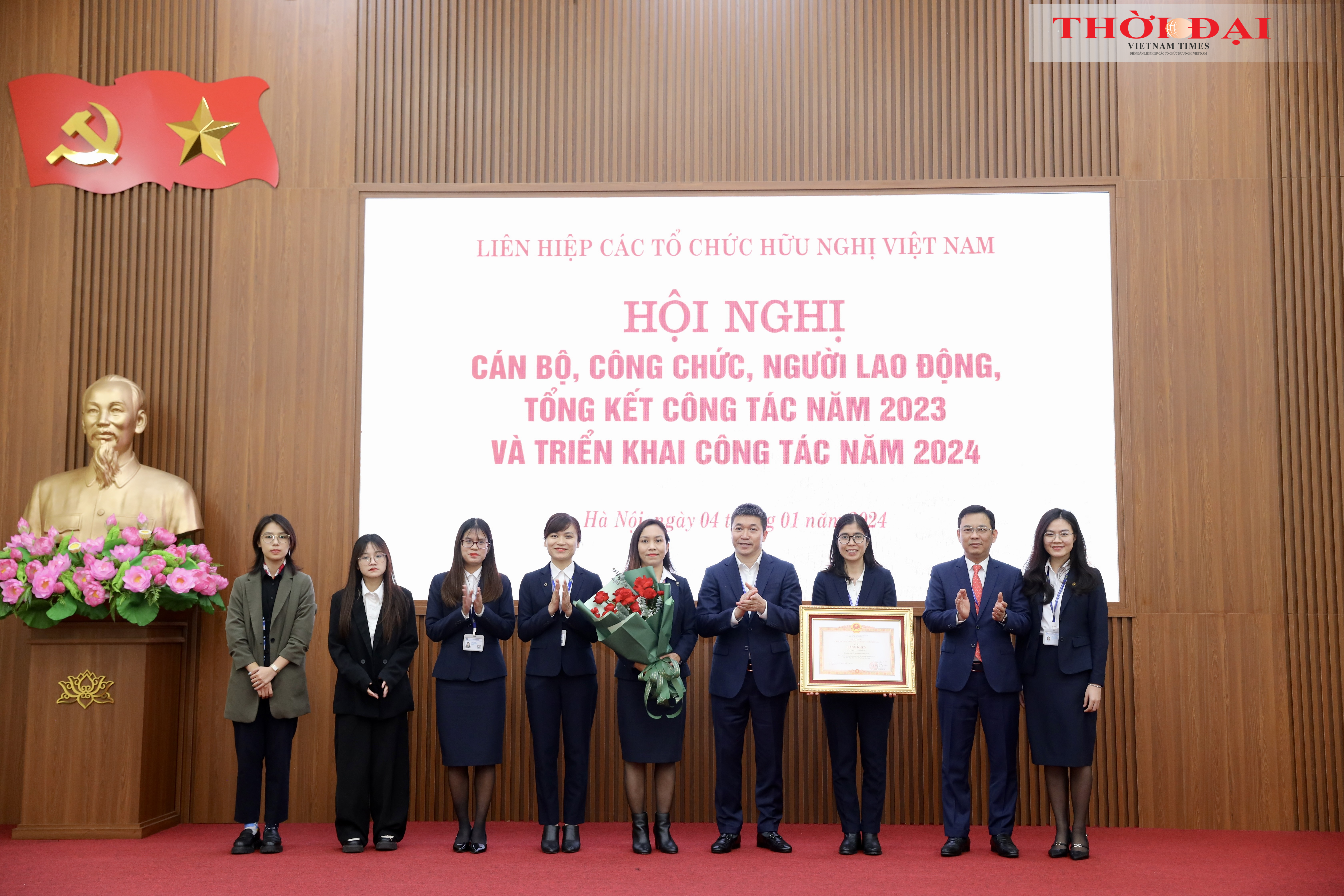 Chủ tịch VUFO Phan Anh Sơn trao Bằng khen của Thủ tướng Chính phủ cho Ban công tác đa phương. (Ảnh: Đinh Hòa)