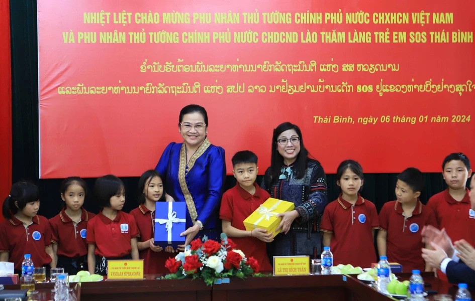 Hai phu nhân mong muốn cán bộ, nhân viên và trẻ em trong làng luôn phát huy ý chí, nghị lực, tinh thần vượt khó vươn lên hòa nhập với cộng đồng và đóng góp tích cực cho xã hội. Hai phu nhân mong muốn cán bộ, nhân viên và trẻ em trong làng luôn phát huy ý chí, nghị lực, tinh thần vượt khó vươn lên hòa nhập với cộng đồng và đóng góp tích cực cho xã hội.
