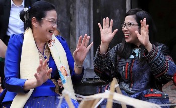 Phu nhân Thủ tướng Việt Nam, Lào thăm làng trẻ em SOS Thái Bình, trải nghiệm kéo sợi, quay tơ