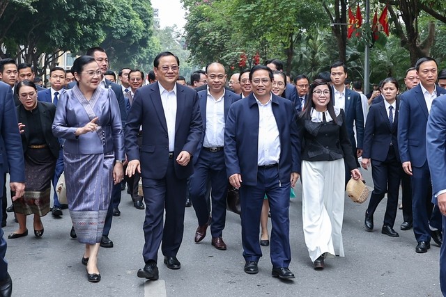Thủ tướng Phạm Minh Chính, Thủ tướng Lào Sonexay Siphandone cùng hai Phu nhân thăm hồ Hoàn Kiếm