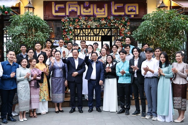 Thủ tướng Phạm Minh Chính, Thủ tướng Lào Sonexay Siphandone cùng hai Phu nhân thăm hồ Hoàn Kiếm
