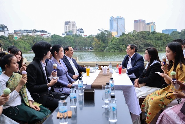 Thủ tướng Phạm Minh Chính, Thủ tướng Lào Sonexay Siphandone cùng hai Phu nhân thăm hồ Hoàn Kiếm