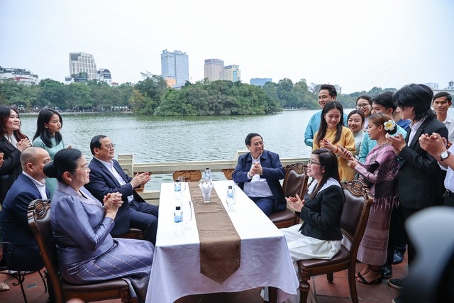 Thủ tướng Phạm Minh Chính, Thủ tướng Lào Sonexay Siphandone cùng hai Phu nhân thăm hồ Hoàn Kiếm