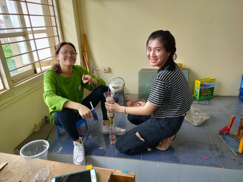 Soudalath Xayyalath (bên phải) trong một tiết thực hành Vật lý tại Đại học Sư phạm - Đại học Thái Nguyên (Ảnh: Soudalath Xayyalath).