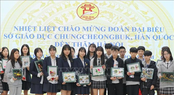 Các học sinh Hàn Quốc tham gia chương trình giao lưu. Ảnh: TTXVN phát