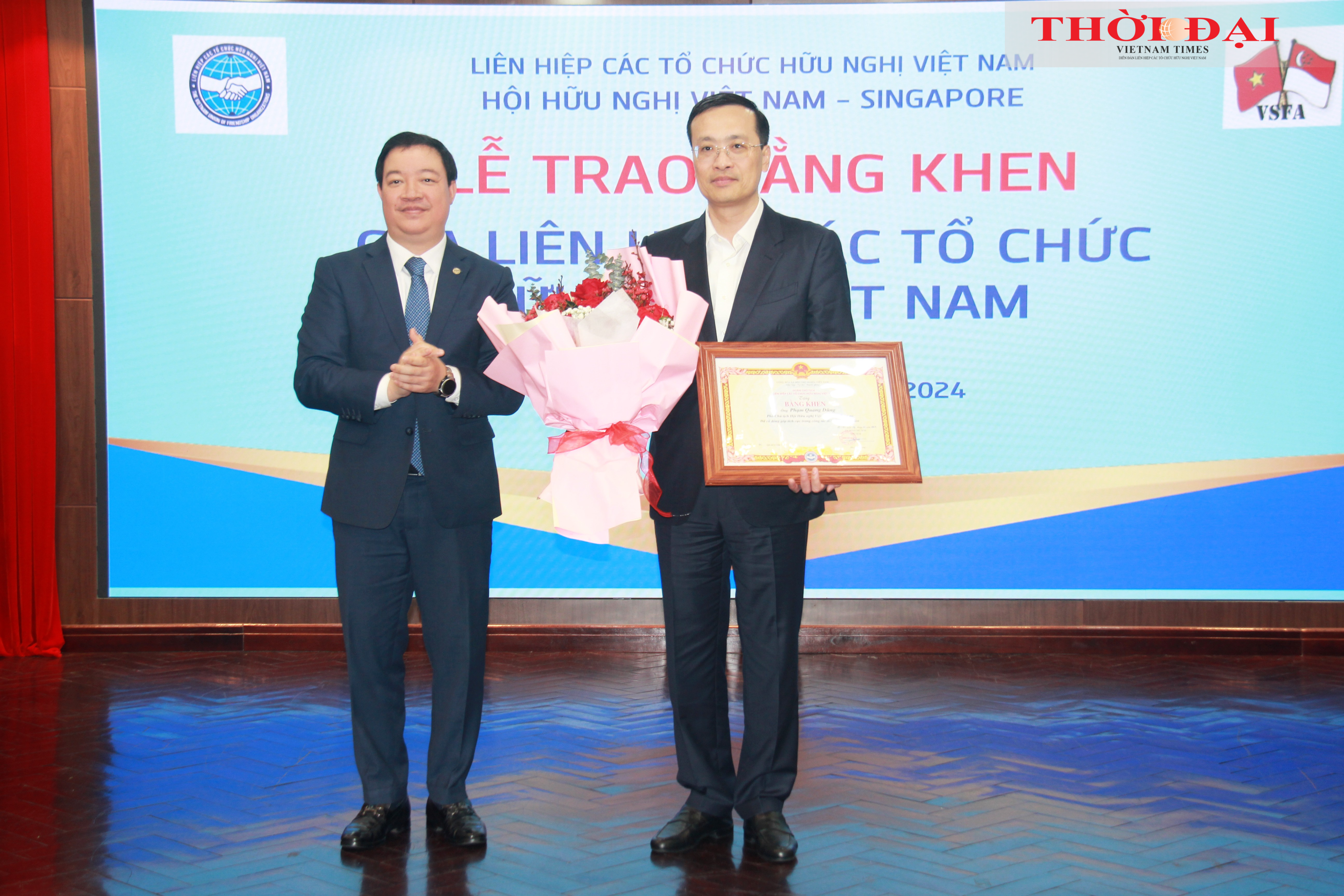 Phó Chủ tịch Liên hiệp các tổ chức hữu nghị Việt Nam đã trao Bằng khen của Đoàn Chủ tịch Liên hiệp các tổ chức hữu nghị Việt Nam cho ông Phạm Quang Dũng, Phó Thống đốc Ngân hàng Nhà nước Việt Nam, Phó Chủ tịch Hội hữu nghị Việt Nam - Singapore