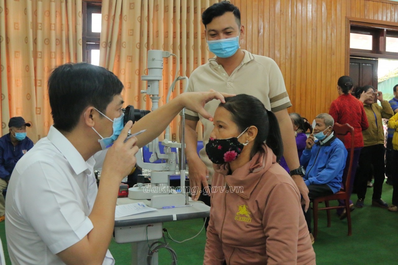Thăm khám, mổ mắt miễn phí, tặng nhu yếu phẩm và quà Tết cho hộ khó khăn ở Đắk Nông