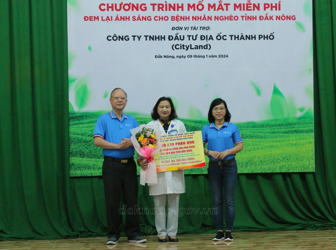 Thăm khám, mổ mắt miễn phí, tặng nhu yếu phẩm và quà Tết cho hộ khó khăn ở Đắk Nông