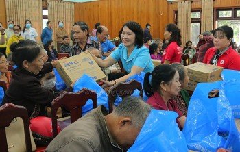 Thăm khám, mổ mắt miễn phí, tặng nhu yếu phẩm và quà Tết cho hộ khó khăn ở Đắk Nông