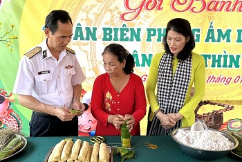 Gói bánh tét, tặng quà Tết cho bà con biên giới An Giang