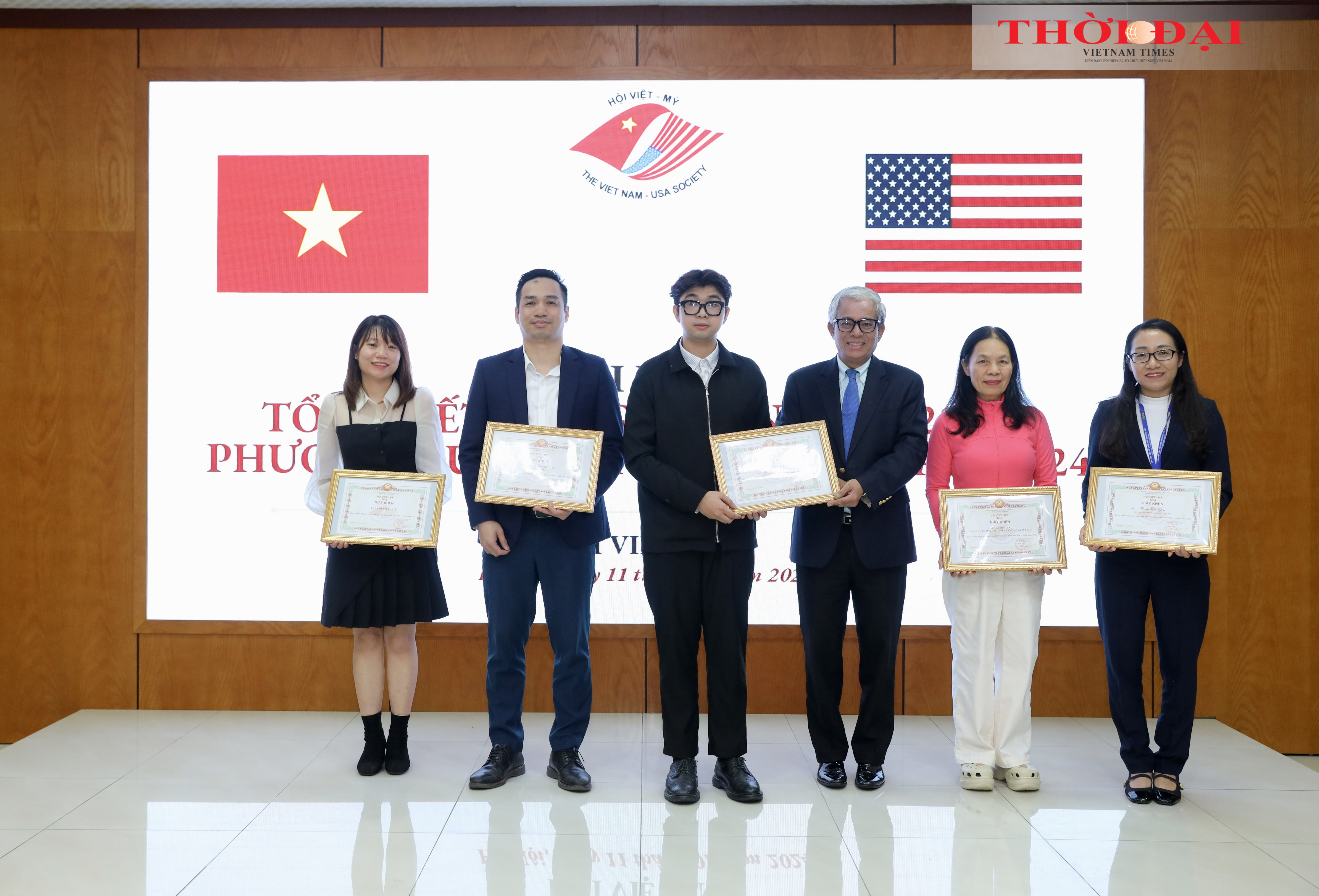 Các cá nhân, tập thể nhận Giấy khen của Chủ tịch Hội Việt – Mỹ. (Ảnh: Đinh Hòa)