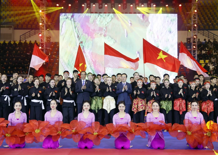 Chủ tịch nước và Tổng thống Indonesia tham dự chương trình biểu diễn võ thuật