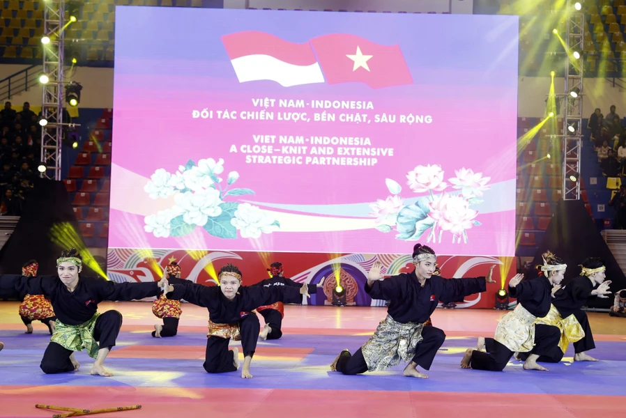 Chủ tịch nước và Tổng thống Indonesia tham dự chương trình biểu diễn võ thuật