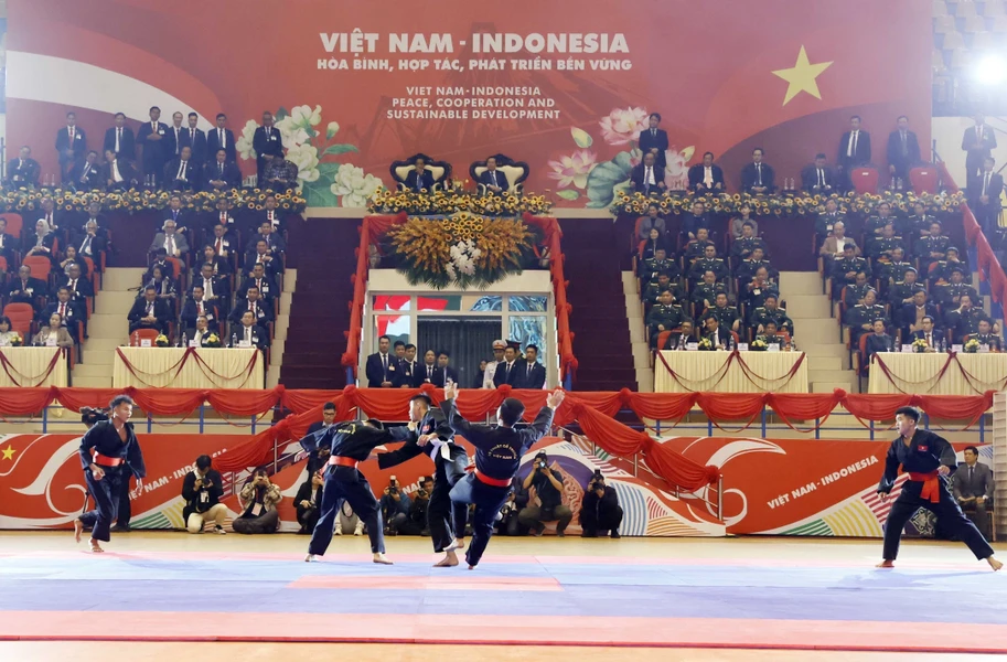 Chủ tịch nước và Tổng thống Indonesia tham dự chương trình biểu diễn võ thuật