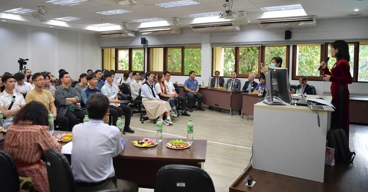 du học sinh có cơ hội lắng nghe những kinh nghiệm, lời khuyên bổ ích, chân thành từ các khách mời, diễn giả của chương trình.