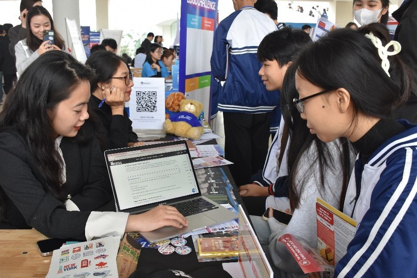 Các đơn vị, trường đại học tích cực tư vấn cho học sinh về thông tin tuyển sinh đại học, du học và học bổng du học. (Ảnh: Báo Vĩnh Phúc)
