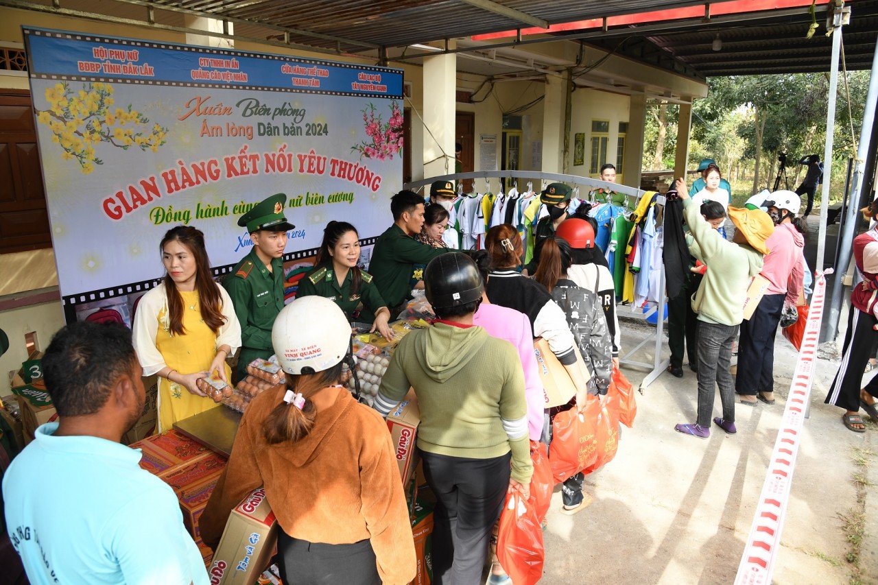 Chương trình “Xuân biên phòng ấm lòng dân bản” đến với xã biên giới ở Đắk Lắk