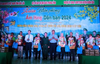 Chương trình “Xuân biên phòng ấm lòng dân bản” đến với xã biên giới ở Đắk Lắk