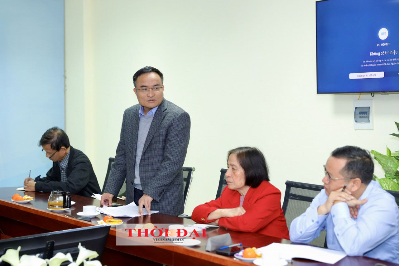 TS Lê Đình Tĩnh - Vụ trưởng Vụ Chính sách đối ngoại (Bộ Ngoại giao) trình bày tham luận tại tọa đàm.