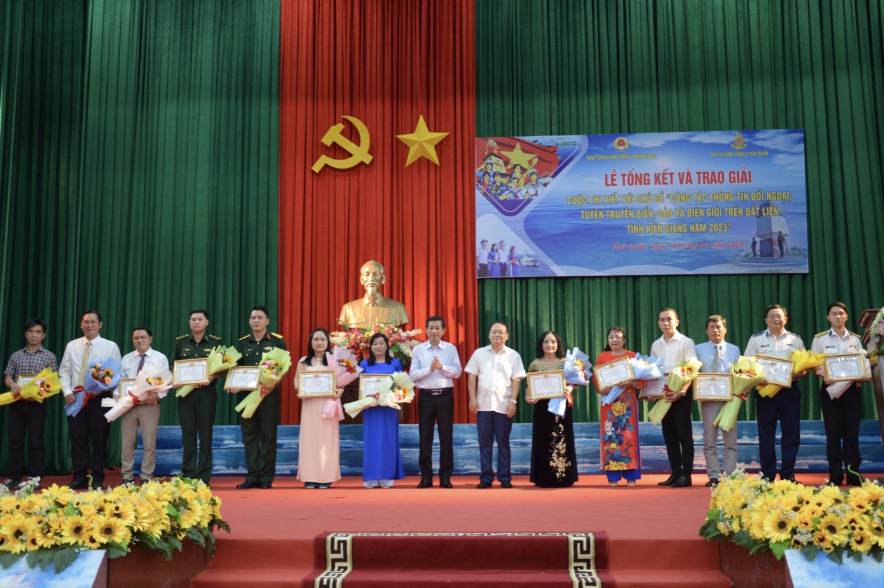 Trao giải Cuộc thi viết về công tác thông tin đối ngoại; tuyên truyền biển, đảo và biên giới trên đất liền