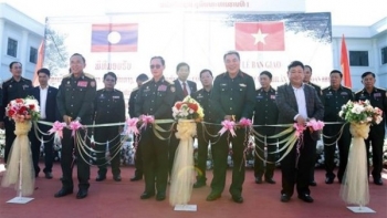 Bộ Quốc phòng Việt Nam bàn giao công trình tặng Quân đội Lào