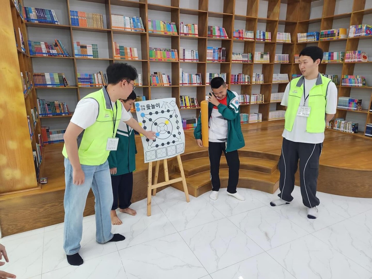 Sinh viên Đại học quốc gia Gyeongsang (Hàn Quốc) giao lưu văn hóa với học sinh Thái Nguyên