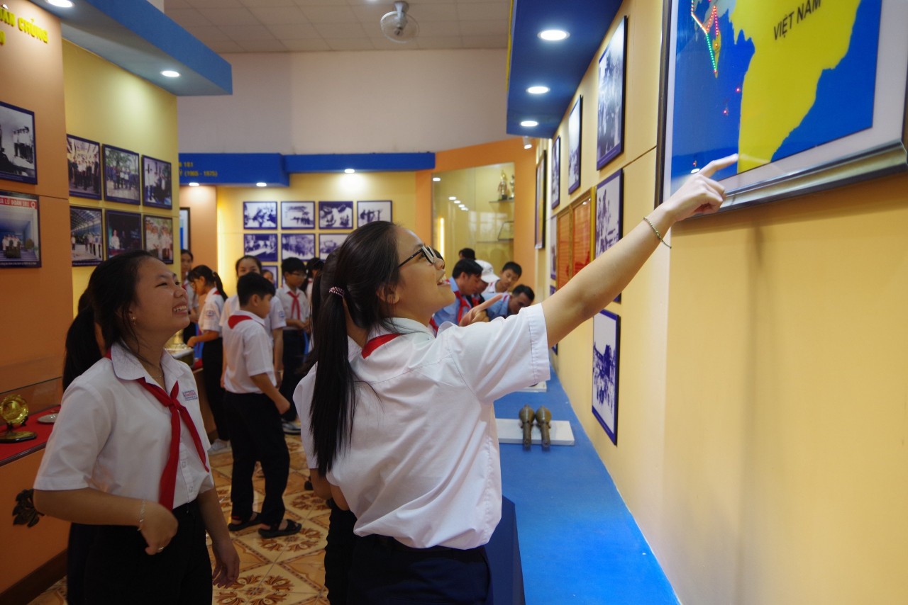 Học sinh huyện Cam Lâm (Khánh Hòa) trải nghiệm làm chiến sĩ hải quân