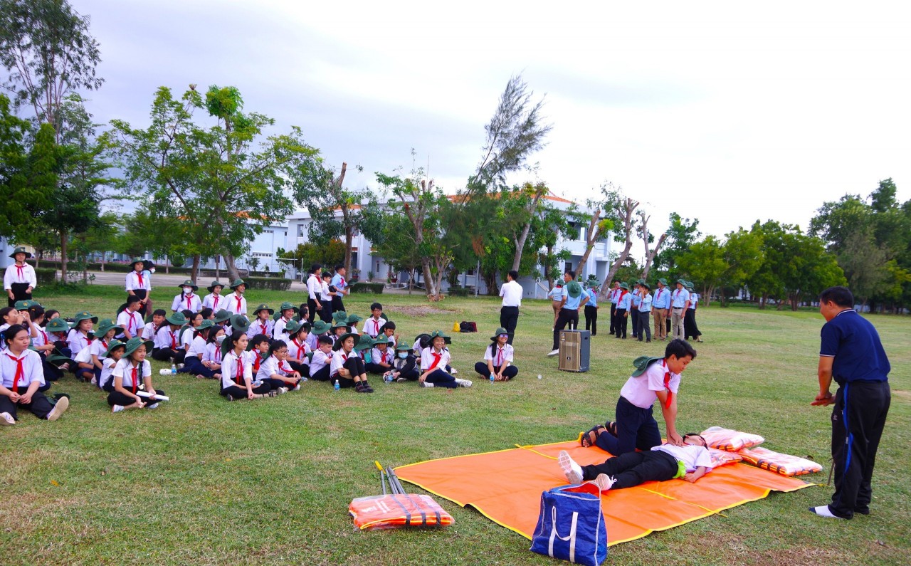 Học sinh huyện Cam Lâm (Khánh Hòa) trải nghiệm làm chiến sĩ hải quân