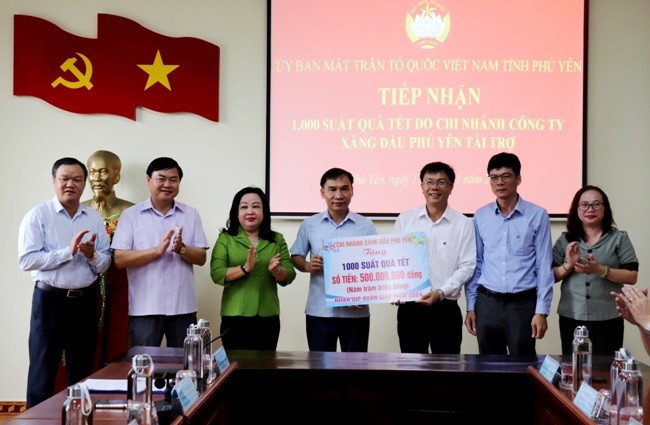 Phú Yên tiếp nhận hỗ trợ xây dựng 100 căn nhà Đại đoàn kết và 2.000 suất quà Tết - Xuân Giáp Thìn
